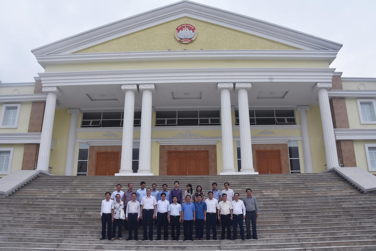 Các đại biểu chụp ảnh lưu niệm. Ảnh: Trung Quân.