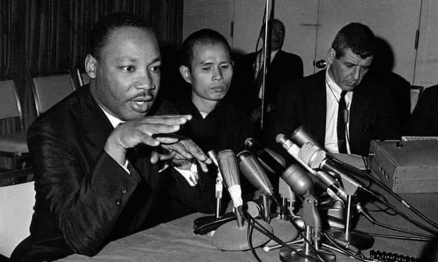 Bậc chân tu Thích Nhất Hạnh bên cạnh Mục sư Martin Luther King tại một cuộc họp báo ở Chicago vào năm 1966. Ảnh: Edward Kitch / AP.