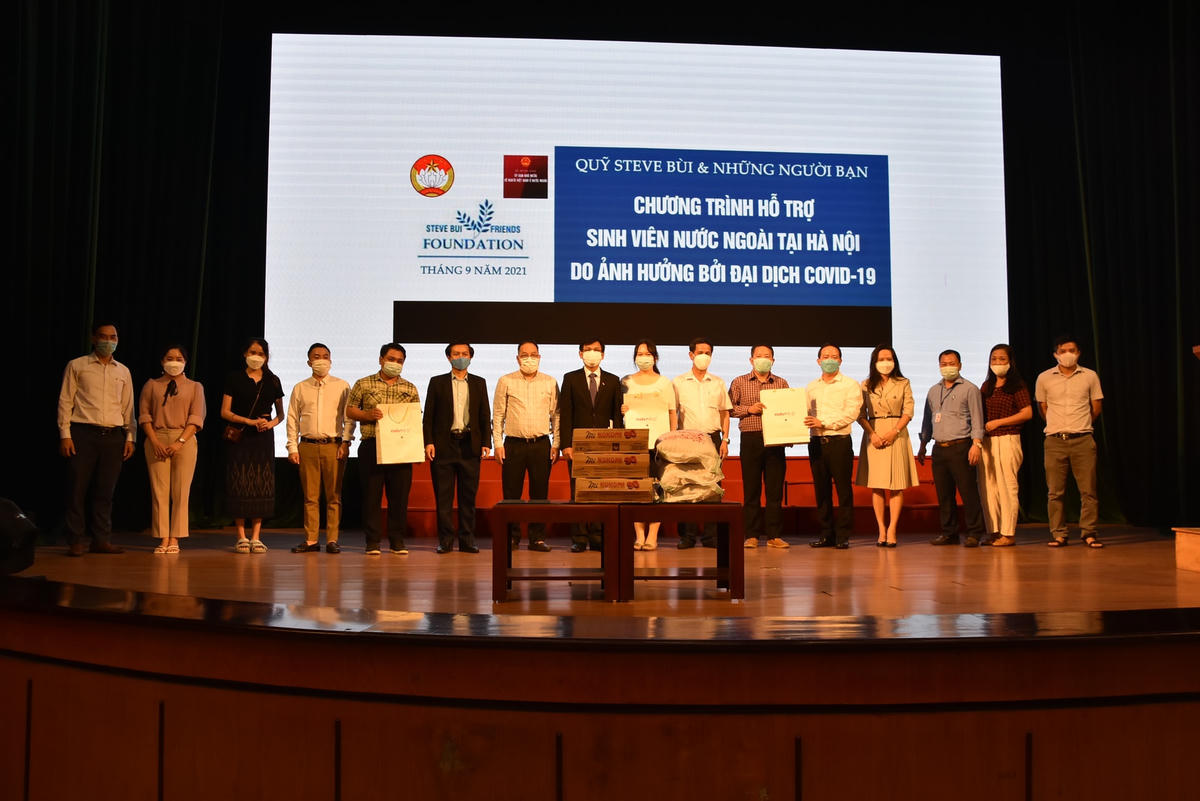 Trao hỗ trợ cho các lưu học sinh tại Học viện Ngân hàng.