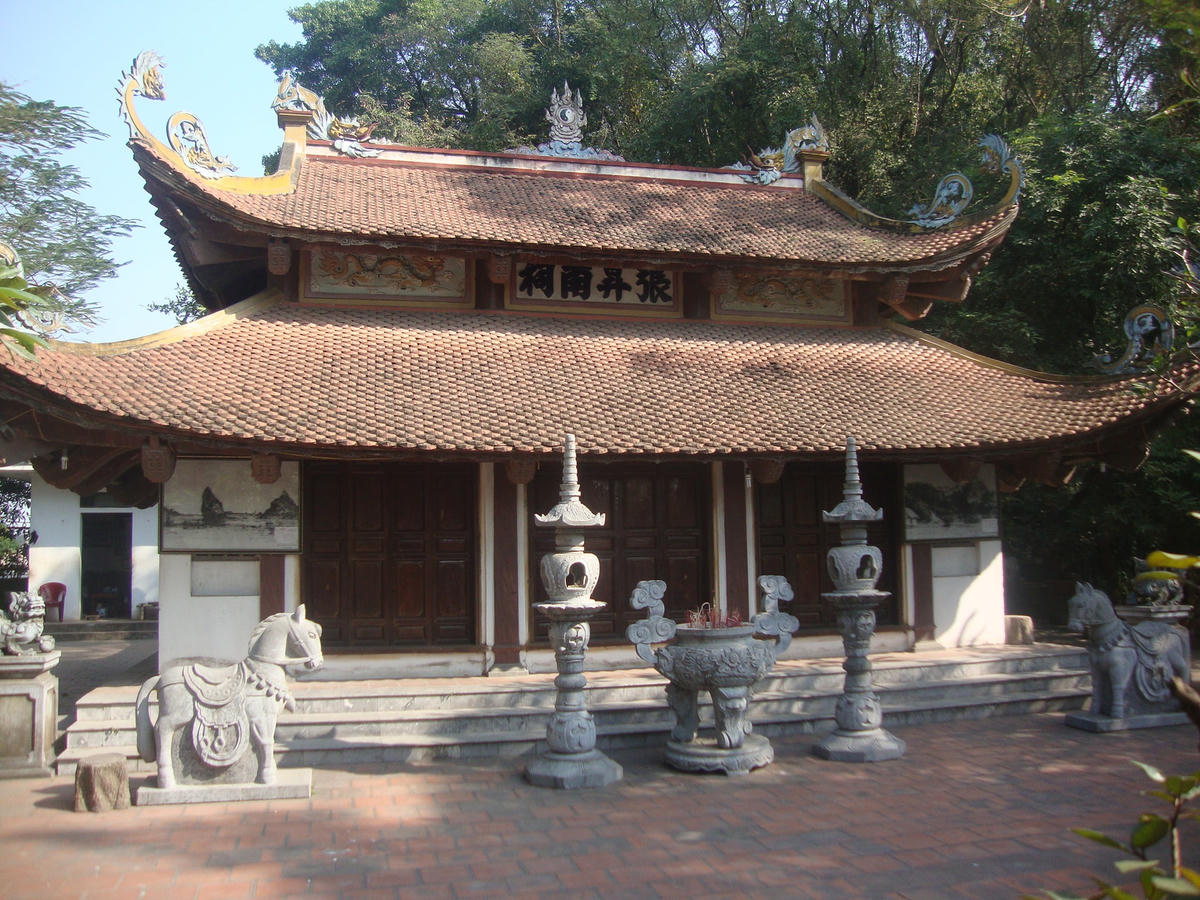 Đền thờ Trương Hán Siêu dưới chân núi Thúy.