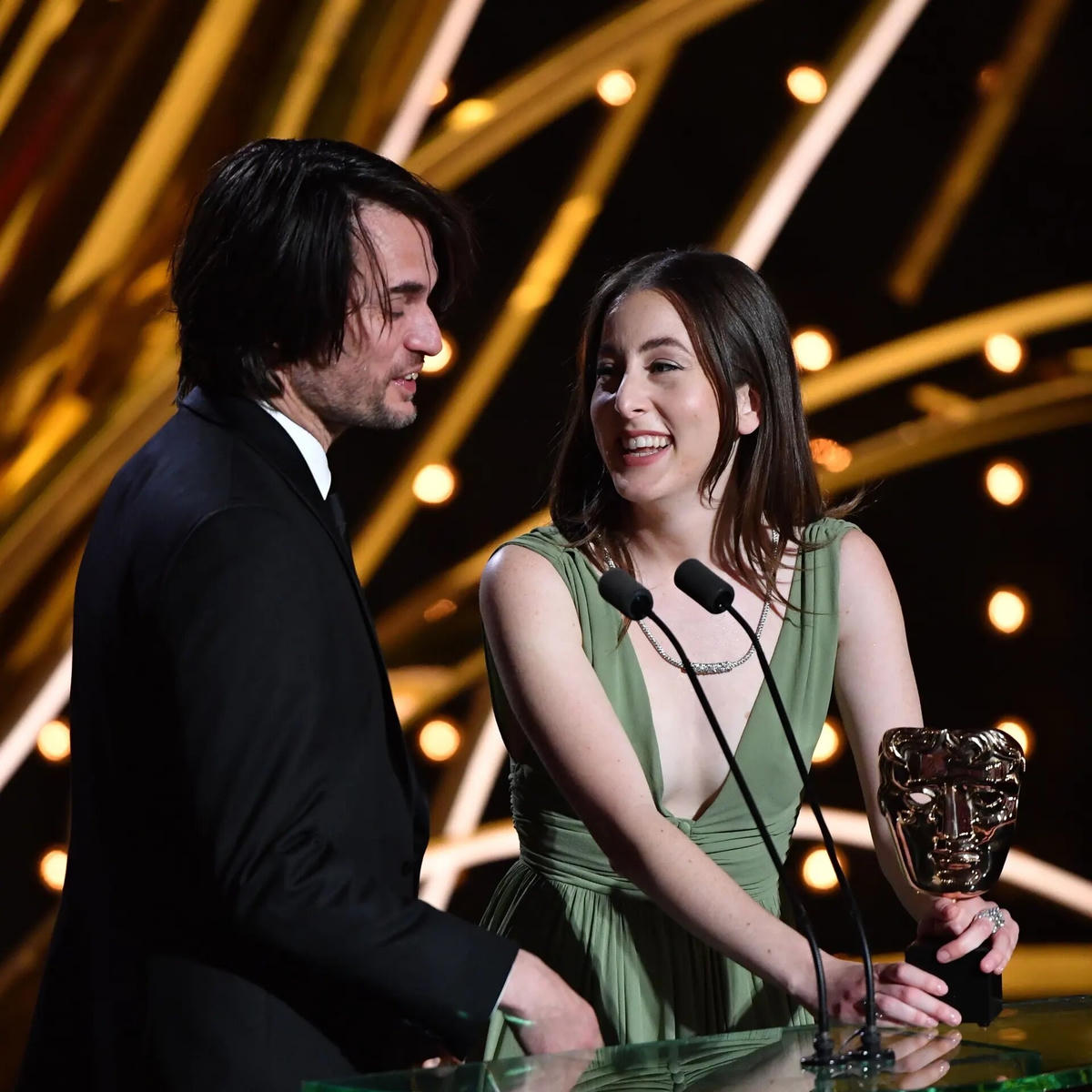 Jonny Greenwood và Alana Haim lên nhận giải Kịch bản gốc xuất sắc nhất, thay mặt cho đạo diễn Paul Thomas Anderson cho bộ phim Licorice Pizza. Ảnh: James Veysey / Shutterstock.