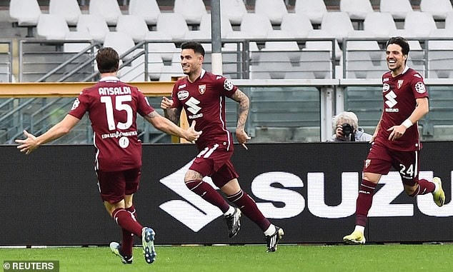 Thảm họa ập xuống với Juventus khi Torino có bàn thắng ngay đầu hiệp 2.