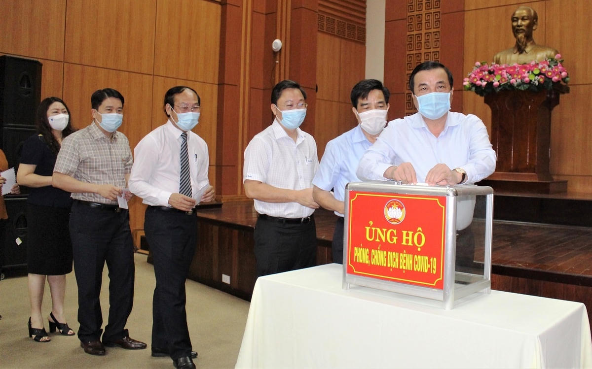 Lãnh đạo tỉnh Quảng Nam ủng hộ phòng, chống dịch Covid-19.