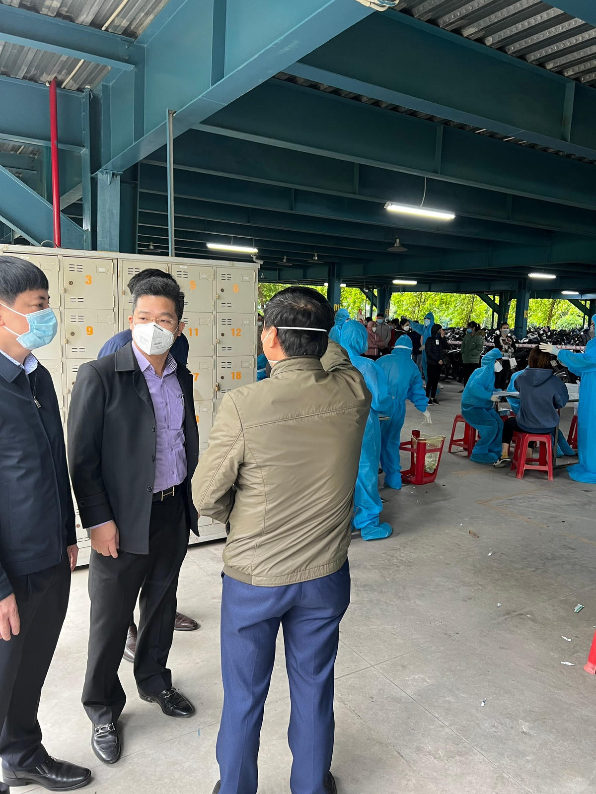 Phó Chủ tịch Thường trực UBND tỉnh Nam Định Trần Anh Dũng (giữa) kiểm tra, chỉ đạo công tác phòng, chống dịch trên địa bàn.