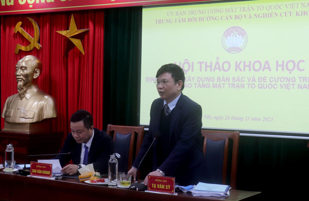 TS Tạ Văn Sỹ, Giám đốc Trung tâm Bồi dưỡng cán bộ và Nghiên cứu khoa học MTTQ Việt Nam phát biểu tại Hội thảo.