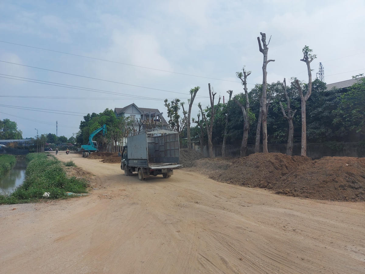 Việc “đi nhờ” tuyến đường vào làng nghề đã làm con đường xuống cấp nghiêm trọng.