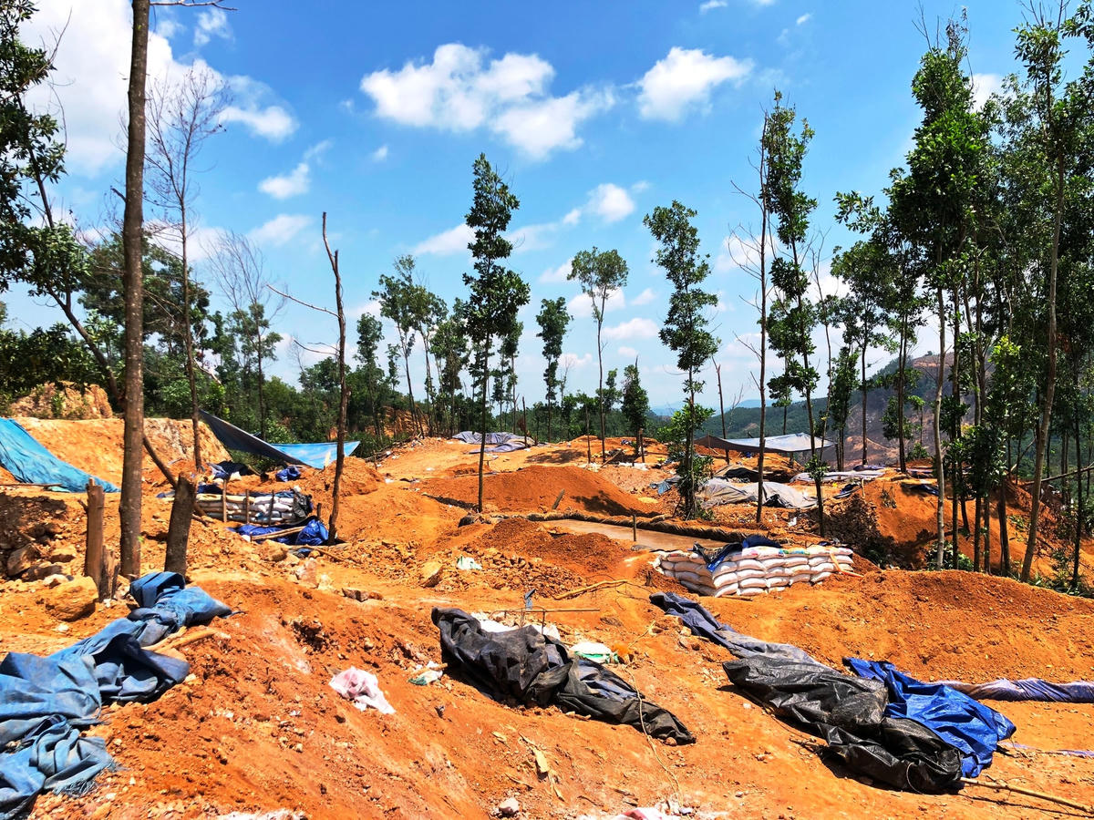 Công trường khai thác vàng trái phép tại Thác Trắng.