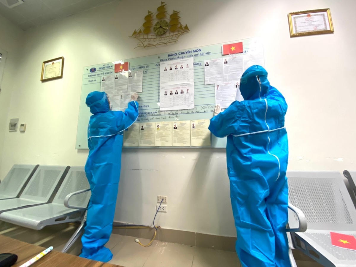 Khu vực niêm yết danh sách ứng viên bầu cử Đại biểu Quốc hội và Hội đồng nhân dân các cấp.