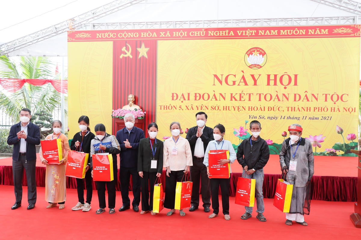 Chủ tịch UBTƯ MTTQ Việt Nam Đỗ Văn Chiến, Bí thư Thành ủy Hà Nội Đinh Tiến Dũng, Chánh văn phòng Trung ương Đảng Lê Minh Hưng tặng quà cho các gia đình khó khăn.
