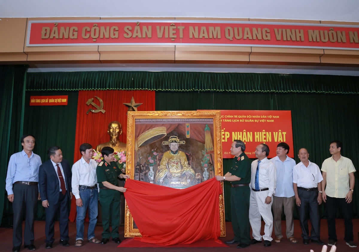 Trung tướng Phùng Khắc Đăng - Chủ tịch Hội đồng họ Phùng Việt Nam trao tặng bức tranh sơn dầu về danh nhân - Trạng Bùng Phùng Khắc Khoan cho Bảo tàng Lịch sử quân sự Việt Nam.