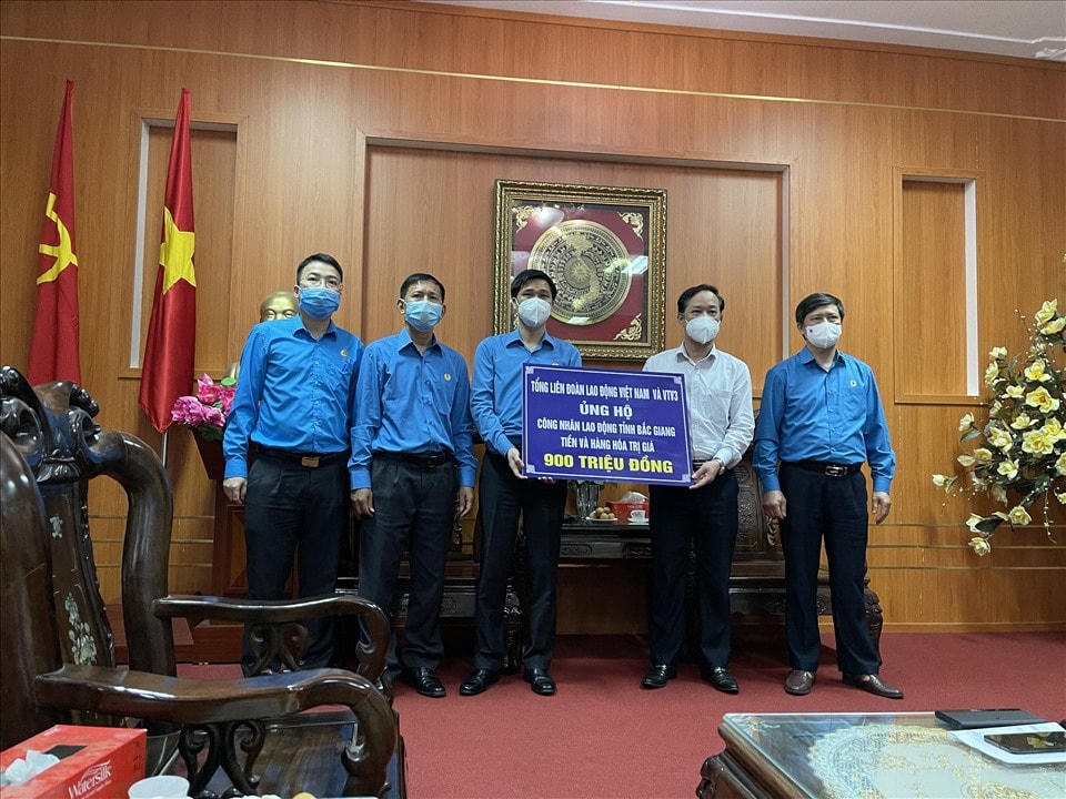 Ông Trịnh Hữu Bàn, Phó Chủ tịch UBMTTQ tỉnh Bắc Giang tiếp nhận ủng hộ từ Tổng LĐLĐ Việt Nam.