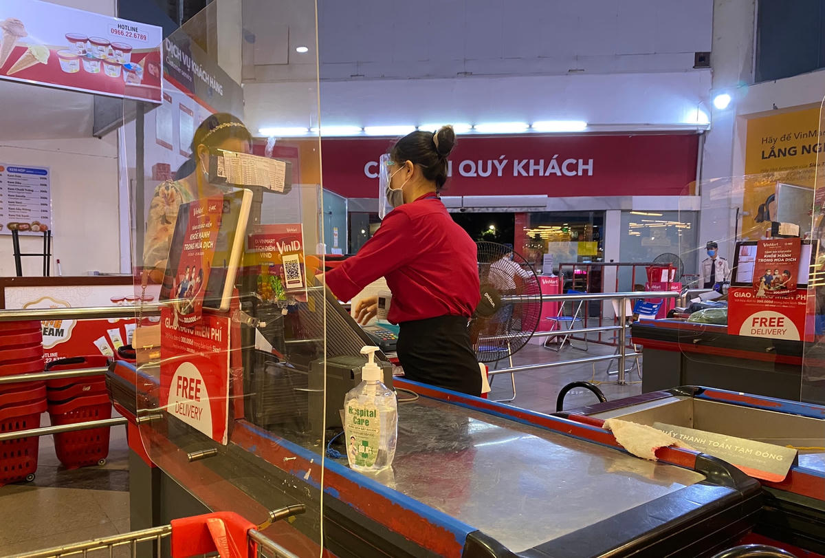 [ẢNH] Một số siêu thị Vinmart mở cửa trở lại, tăng cường biện pháp phòng dịch