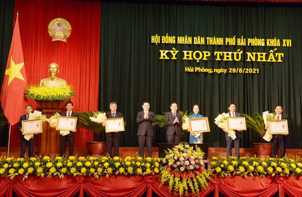 Chủ tịch Quốc hội Vương Đình Huệ tặng bằng khen của Đảng, Chính Phủ, Chủ tịch nước cho các đại biểu HĐND thành phố khóa XV.