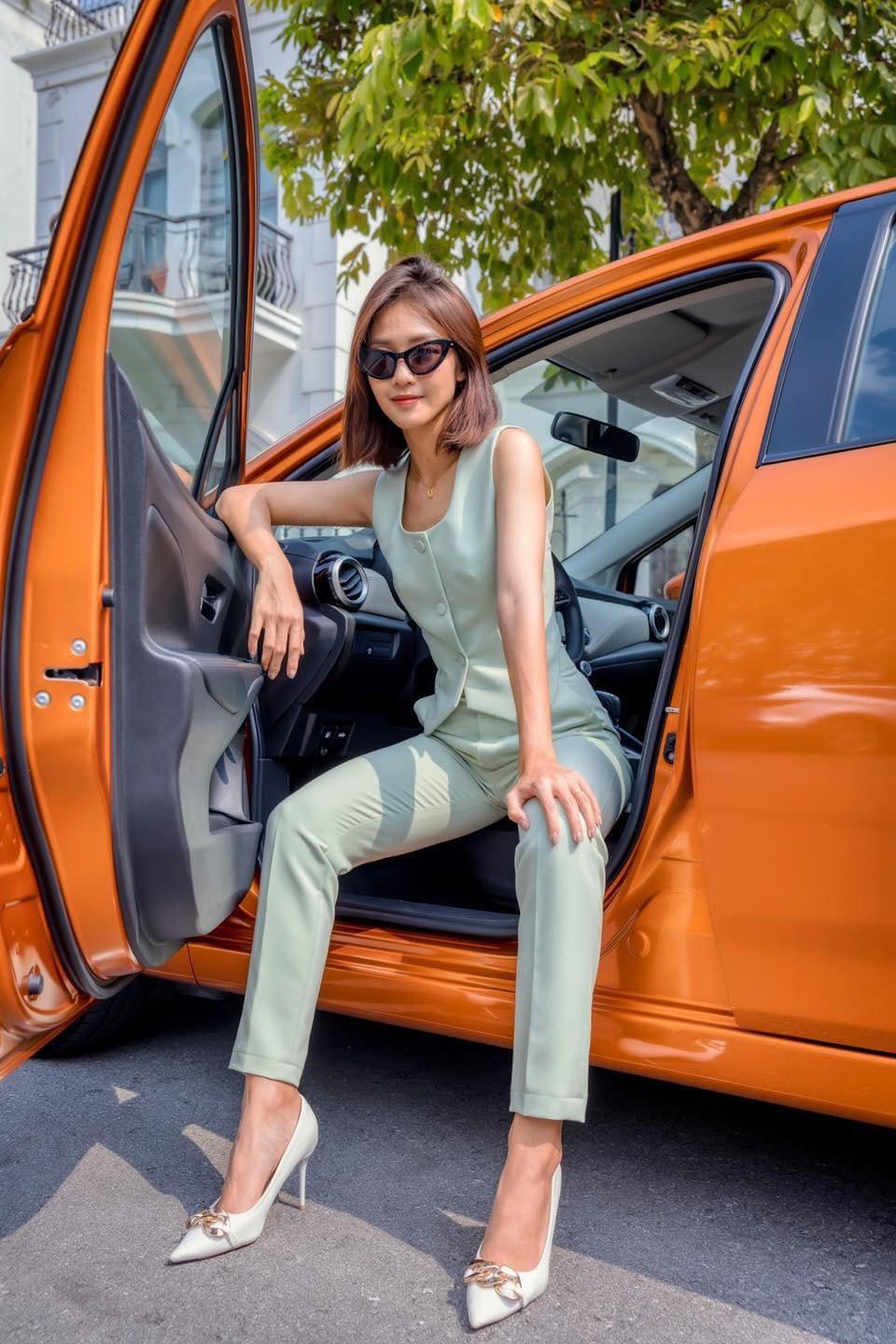 Khả Ngân trẻ trung, phá cách bên xế hộp màu cam bắt mắt.