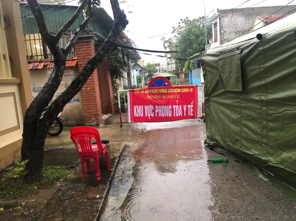 TP Sầm Sơn tiến hành phong một cụm dân cư ở phường Quảng Cư sau tại đây ghi nhận 1 ca mắc Covid-19 liên quan đến ổ dịch Bỉm Sơn.