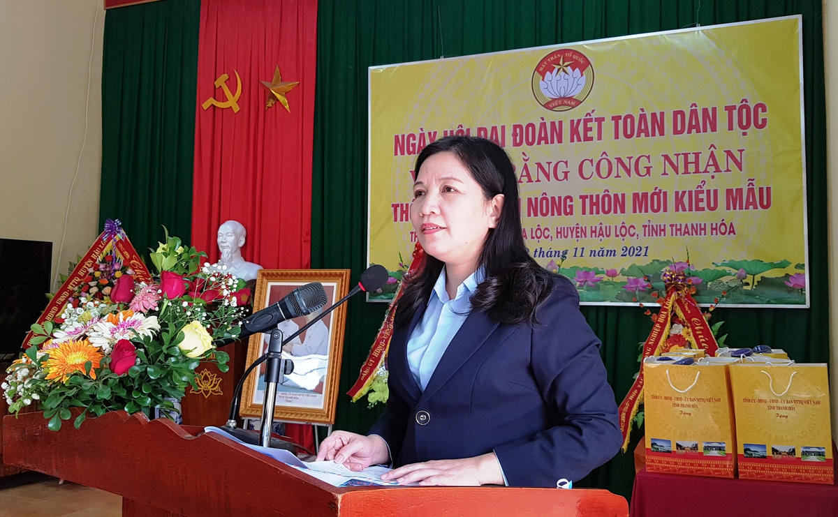 Bà Phạm Thị Thanh Thủy chúc mừng và đánh giá cao những kết quả mà thôn Hoa Trung đã đạt được trong thời gian qua.