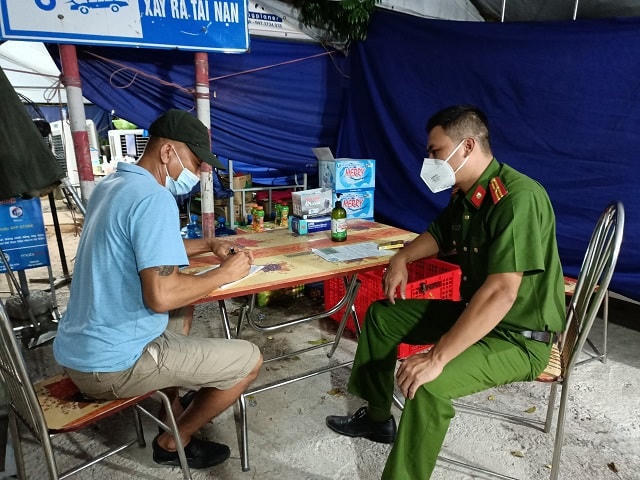 Công an Hải Dương làm việc với 4 người ở Quảng Ninh sử dụng giấy xét nghiệm giả tại chốt để vào TP Hải Dương. Ảnh: Công an Hải Dương.