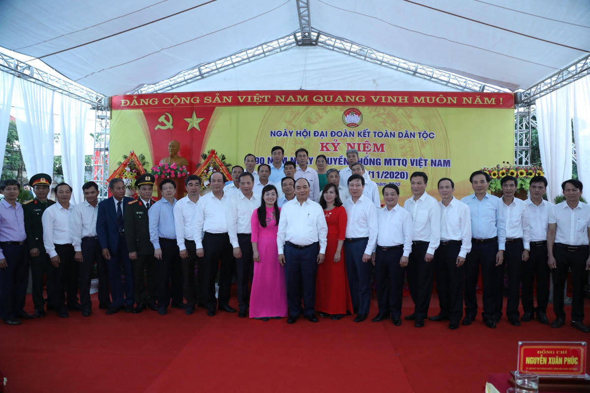 Thủ tướng Nguyễn Xuân Phúc chụp ảnh lưu niệm với cán bộ, đảng viên, nhân dân thôn Phù Liễn, xã Hồng Phong.