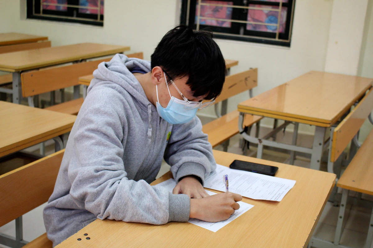 Học sinh kê khai tình trạng sức khỏe, khai báo y tế trước khi tiêm.