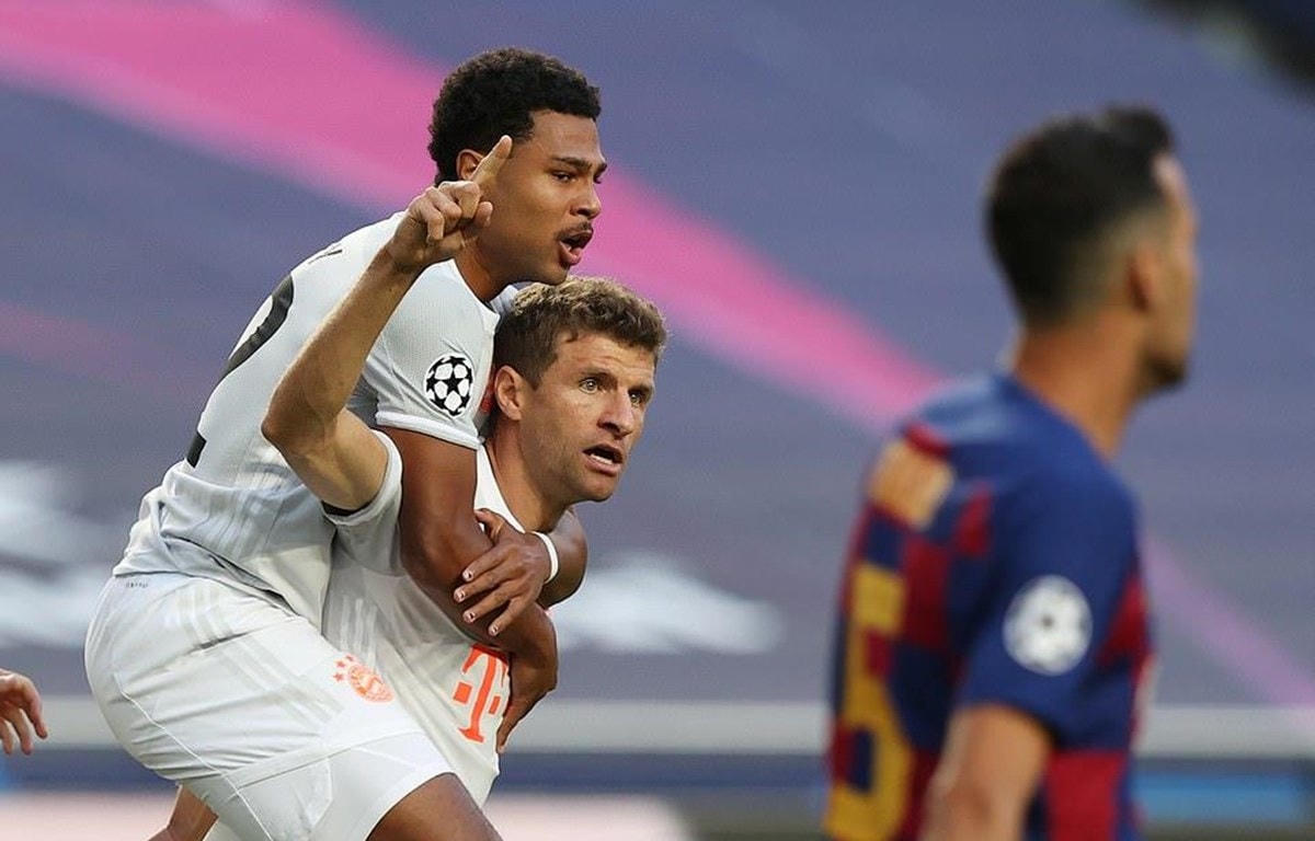 Bayern khiến Barcelona muối mặt rời Champions League.