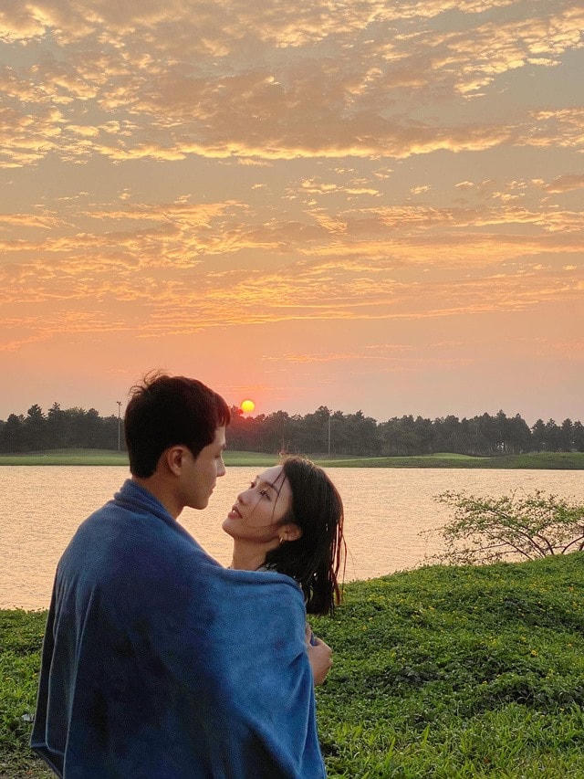 Thanh Sơn âu yếm Khả Ngân sau cảnh quay đánh dấu trạng thái "mập mờ".