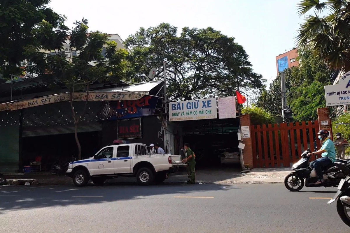 Công an tiến hành thu giữ hung khí (Ảnh: H.T.).