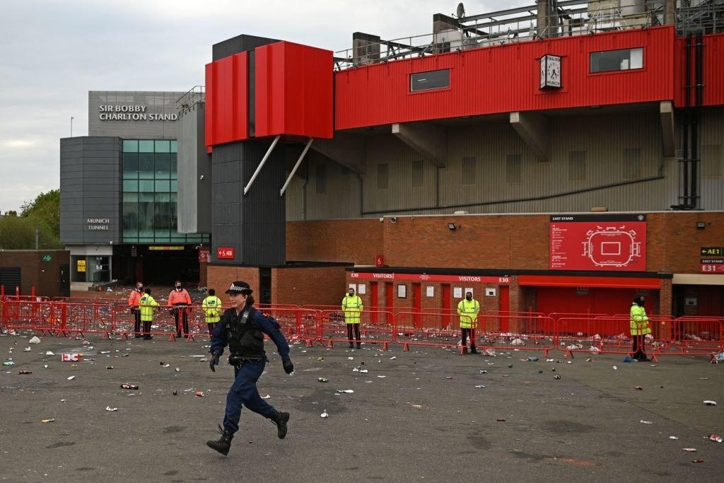 Khung cảnh bừa bãi trước Old Trafford khi người hâm mộ rút đi. Sau khi đánh giá tình hình an ninh, ban tổ chức đã quyết định hoãn trận Super Sunday giữa Man Utd và Liverpool.