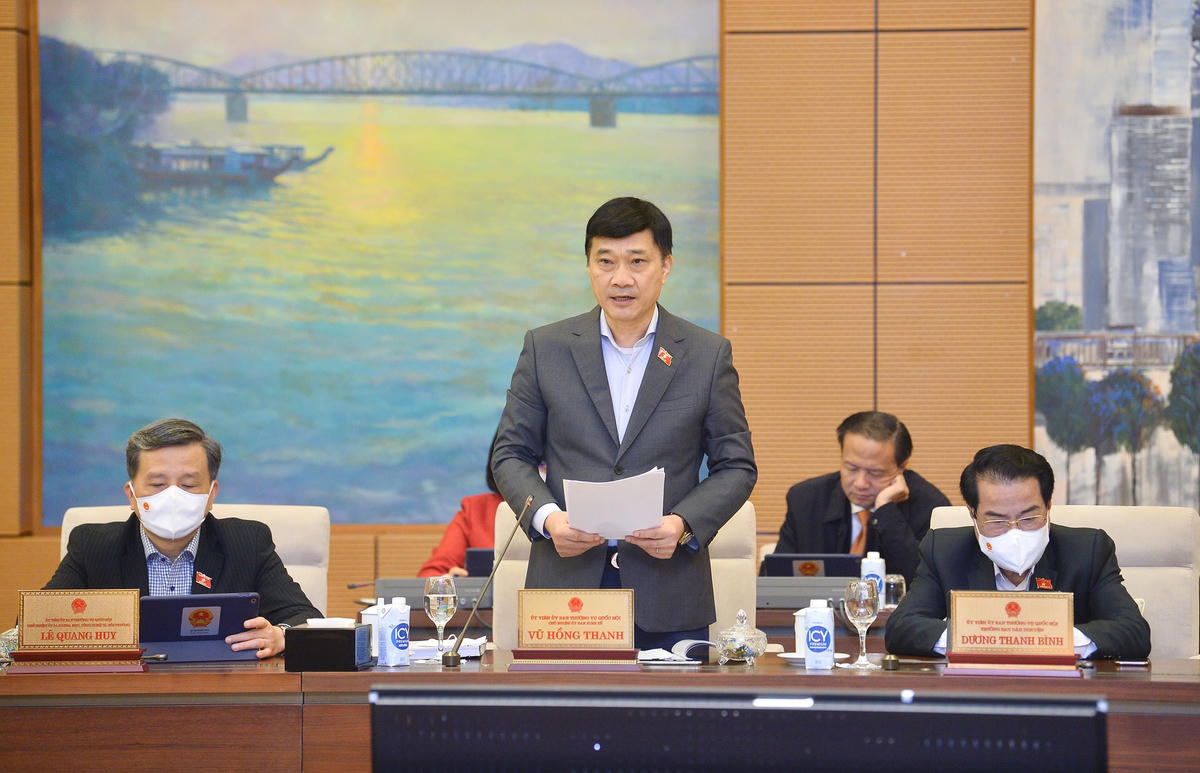 Ông Vũ Hồng Thanh - Chủ nhiệm Ủy ban Kinh tế, Phó Trưởng đoàn Thường trực Đoàn giám sát trình bày Báo cáo kết quả bước đầu về việc triển khai chuyên đề giám sát. Nguồn: Quochoi.vn