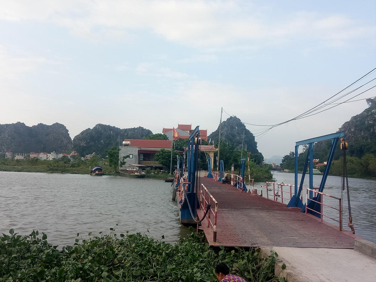 Chiếc cầu phao và căn nhà kiên cố (mái ngói bên trái) được xây dựng để ở và trông coi.