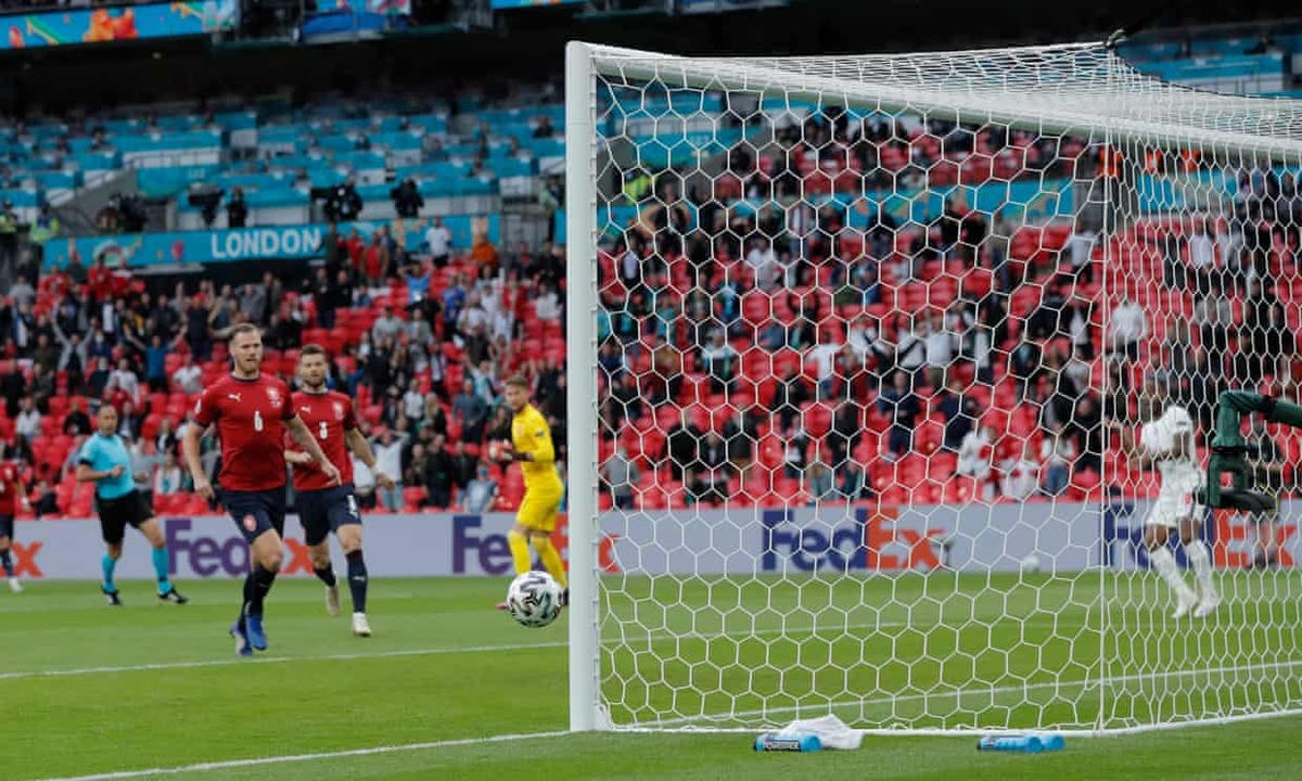 Raheem Sterling có cơ hội mở tỉ số cho tuyển Anh ngay từ đầu trận.