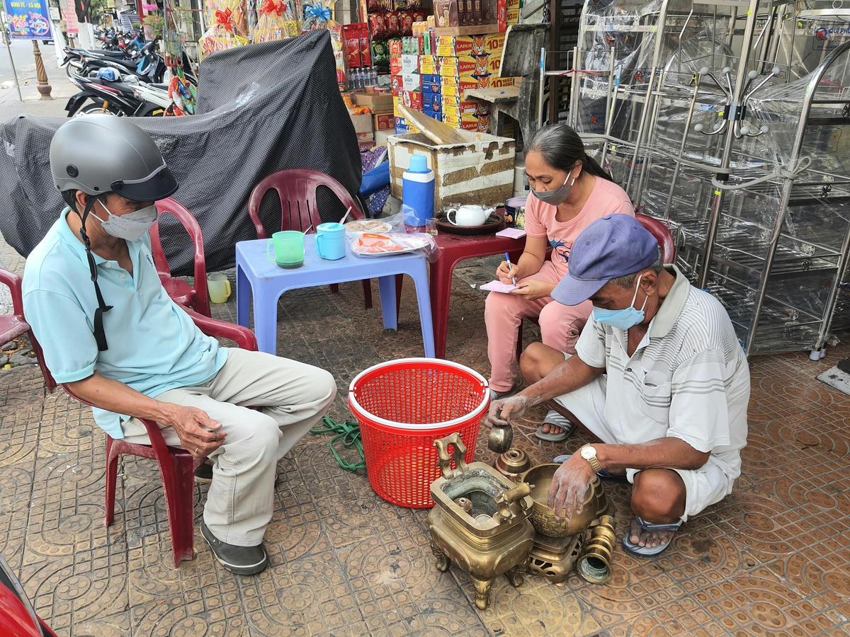 Con ông Vinh ghi chú thông tin khách hàng để tránh thất lạc đồ của khách.