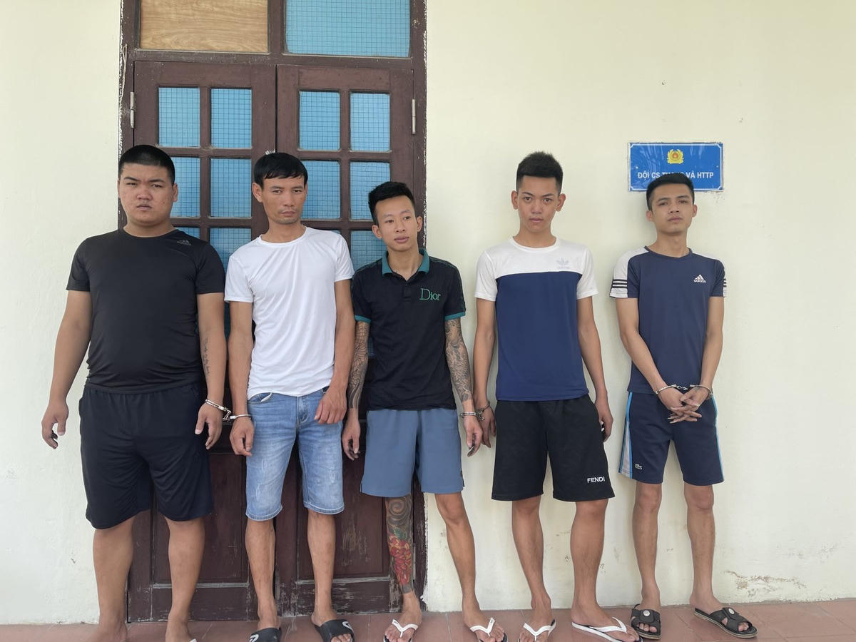 Lê Thiên Thức (ngoài cùng bên trái) là đối tượng cầm đầu đường dây cá độ mùa Euro.