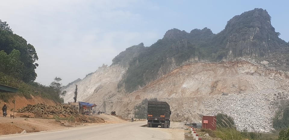 Mỏ đá của Công ty CP Xi măng Tân Thắng nổ mìn gây ảnh hưởng đến sản xuất của người dân.