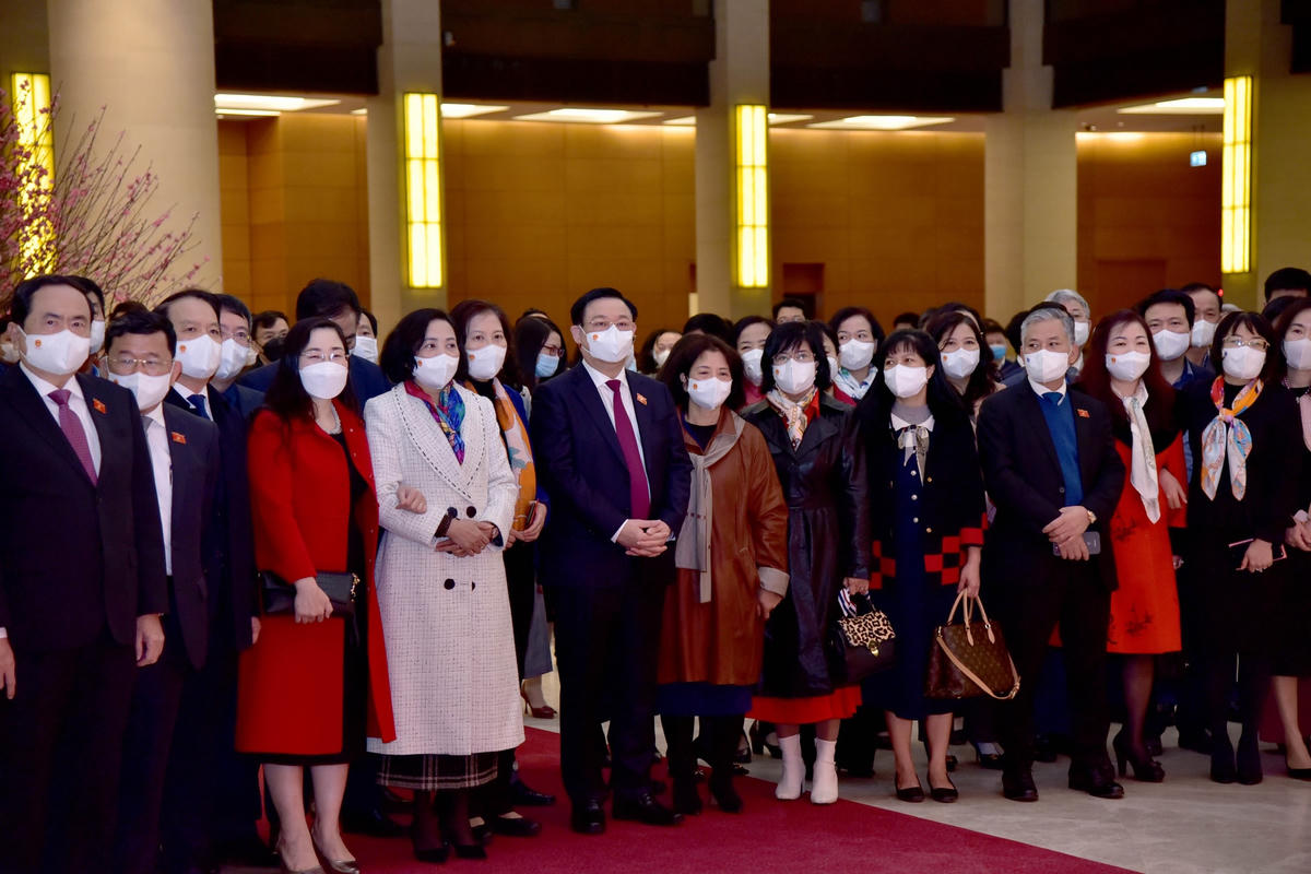 Chủ tịch Quốc hội chụp ảnh lưu niệm với các đại biểu Quốc hội, các cán bộ Văn phòng Quốc hội.