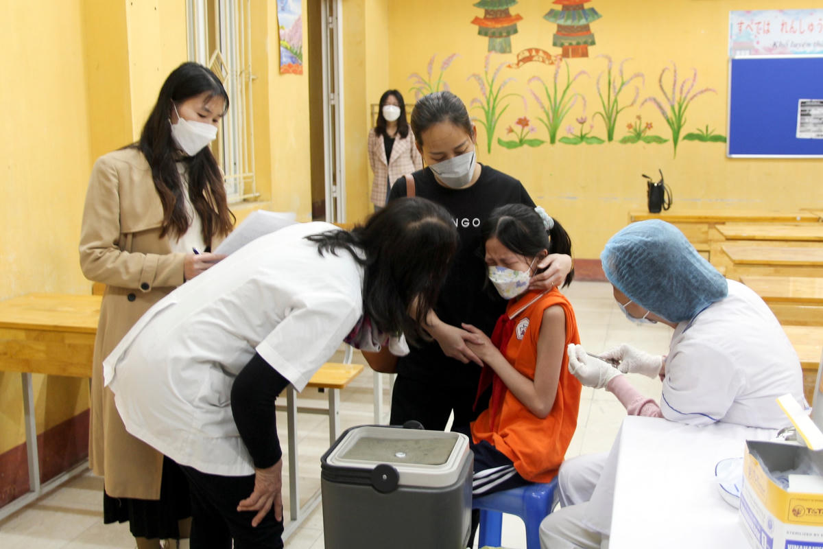 Học sinh được tiêm vaccine phòng Covid-19.