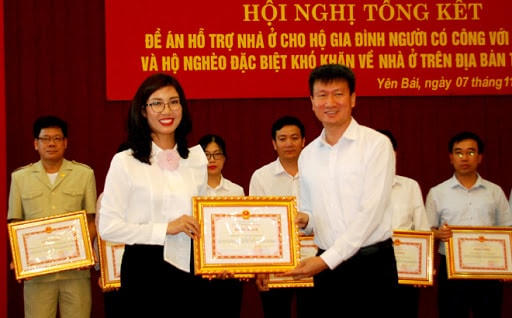 Ông Trần Huy Tuấn, Chủ tịch UBND tỉnh Yên Bái tặng Bằng khen cho cá nhân và doanh nghiệp đã cóthành tích xuất sắc trong thực hiện công tác an sinh xã hội trên địa bàn tỉnh.