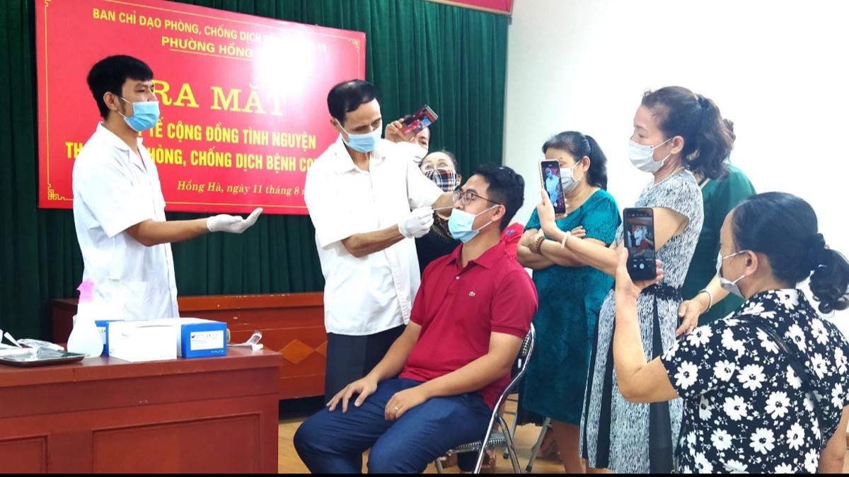 Tại buổi lễ ra mắt, Đội y tế cộng đồng đã được tổ chức tập huấn, hướng dẫn lấy mẫu và sử dụng kit test nhanh xét nghiệm Covid-19 tại cộng đồng cùng các kỹ năng khác... Ảnh: Halongcity.gov.