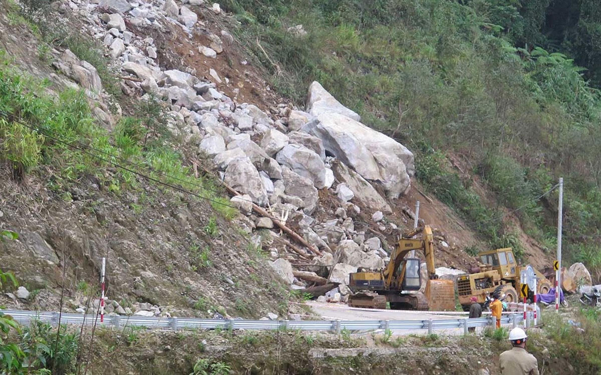 Đường Trường Sơn Đông bị sạt lở tại km202 + 100 khiến giao thông ách tắc hoàn toàn.