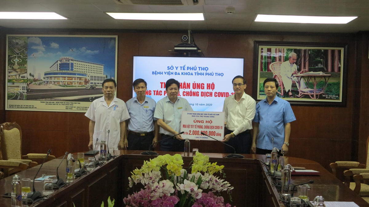 Ông Nguyễn Hải trao số tiền 2 tỷ đồng, từ nguồn Quỹ Cứu trợ của UBTƯ MTTQ Việt Nam cho Bệnh viện đa khoa tỉnh Phú Thọ.