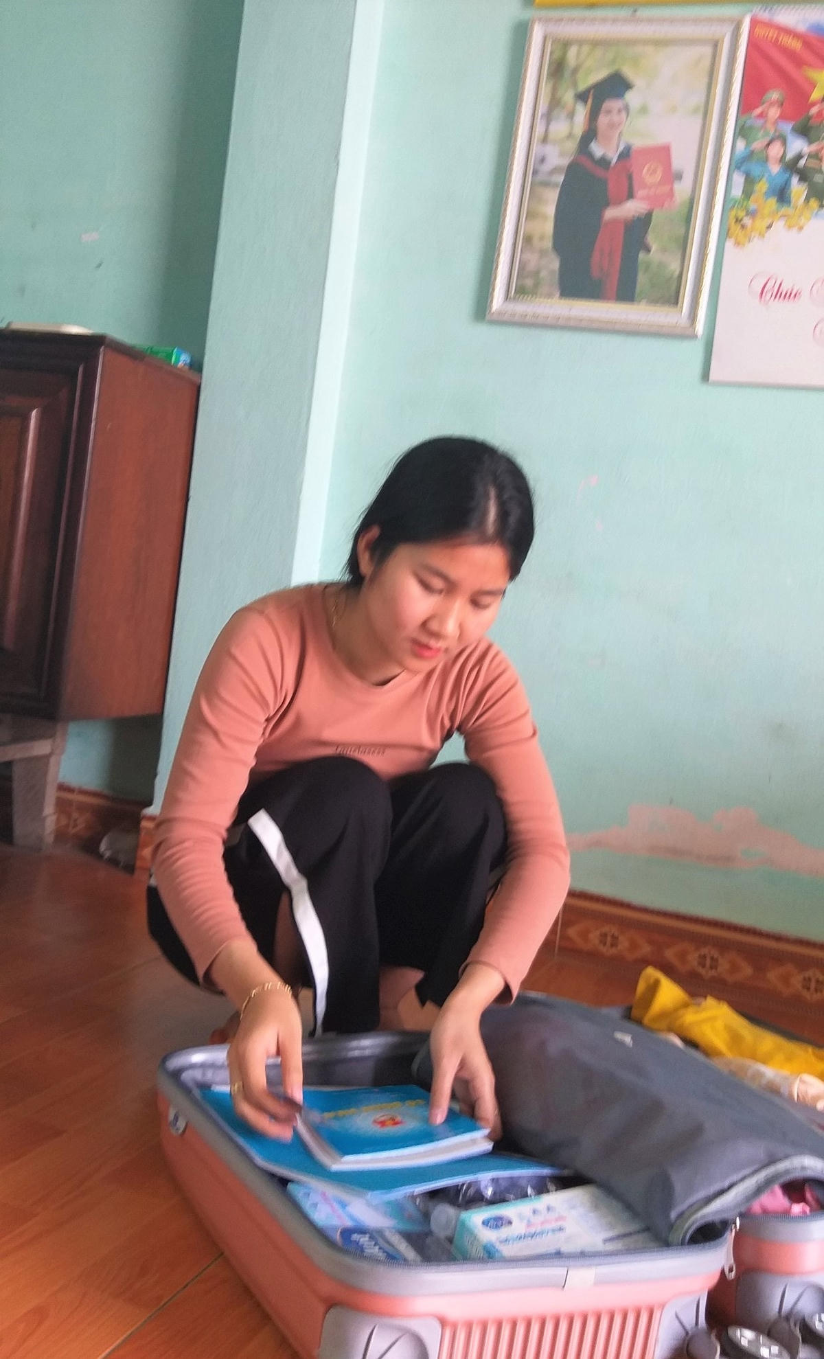 Em Vy sắp hành lý chuẩn bị lên đường nhập ngũ.