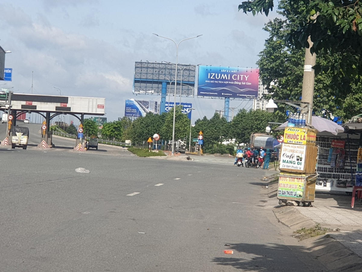 Tại chốt kiểm soát dịch bệnh cầu Đồng Nai, lực lượng chức năng buộc nhiều người đi xe máy về quê phải quay đầu - Ảnh: Mạnh Thìn.