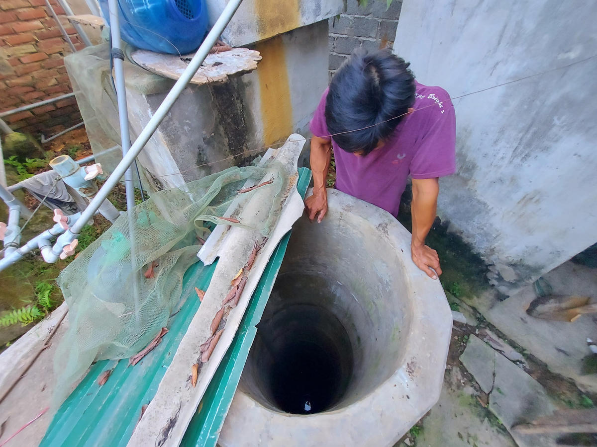 Dù khoan cái giếng thứ 3 sâu hơn 60 m nhưng anh Trịnh Tuấn Cường vẫn chưa tìm thấy nguồn nước,
