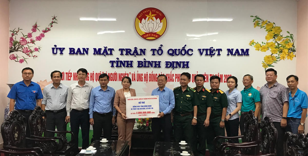 Ông Nguyễn Hữu Hiệp, Ủy viên Ban Thường vụ Trưởng ban Ban Dân vận Thành ủy TPHCM trao bảng tượng trưng hỗ trợ 2 tỷ đồng cho Uỷ ban MTTQ tỉnh Bình Định