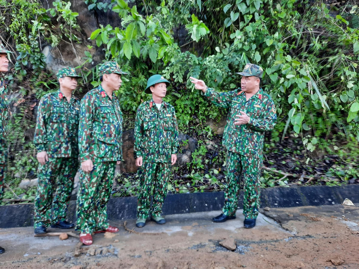 Trung tướng Nguyễn Long Cáng, Tư lệnh Quân khu 5 trực tiếp chỉ huy lực lượng quân sự xử lý các điểm sạt lở trên đường vào Trà Leng. Ảnh: Báo Quảng Nam.