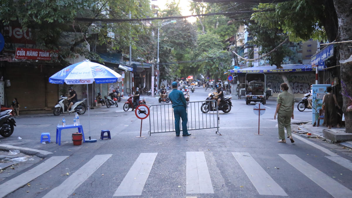 Hoàn Kiếm là một trong 9 quận, huyện có nguy cơ dịch Covid-19 nên vẫn áp dụng các biện pháp giãn cách theo Chỉ thị 16. Tại phố Hàng Mã, chiều 19/9, thêm 1 chốt cứng kiểm soát phòng chống dịch được thiết lập để tránh tình trạng người dân đến mua đồ chơi Trung thu.