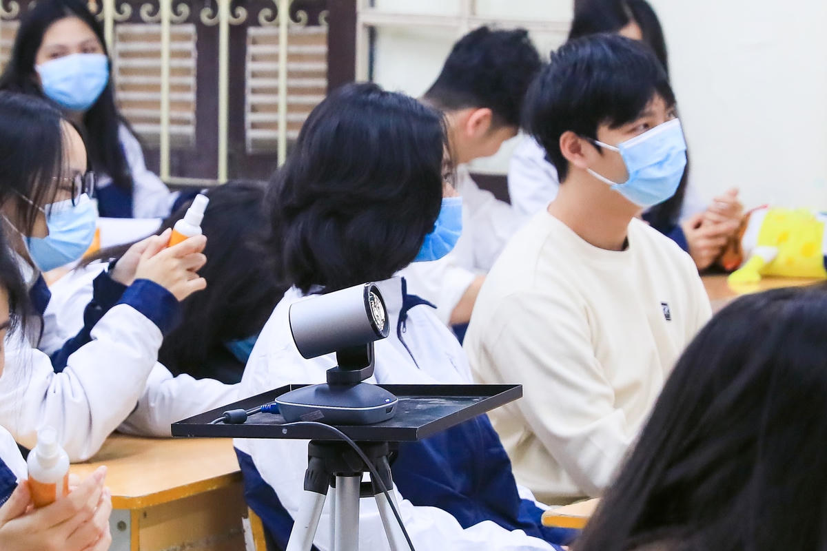 Nhà trường đã bố trí camera ở từng lớp để phục vụ dạy học Online cho các em được tốt hơn.