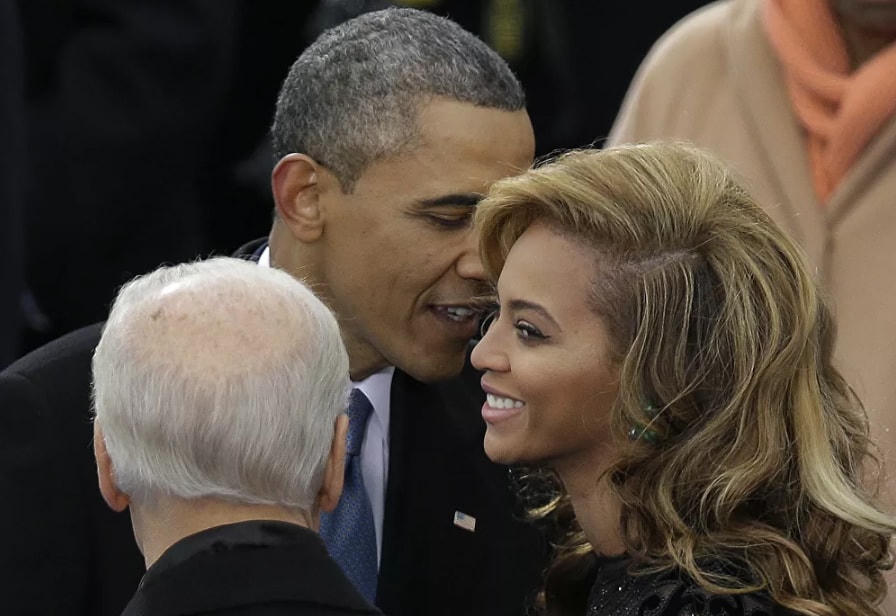 Tổng thống Barack Obama nói chuyện với ca sĩ Beyonce trước khi cô hát Quốc ca trong nghi lễ tuyên thệ nhậm chức của ông tại Điện Capitol trong Lễ nhậm chức Tổng thống lần thứ 57 ở Washington, ngày 20/1/2013.