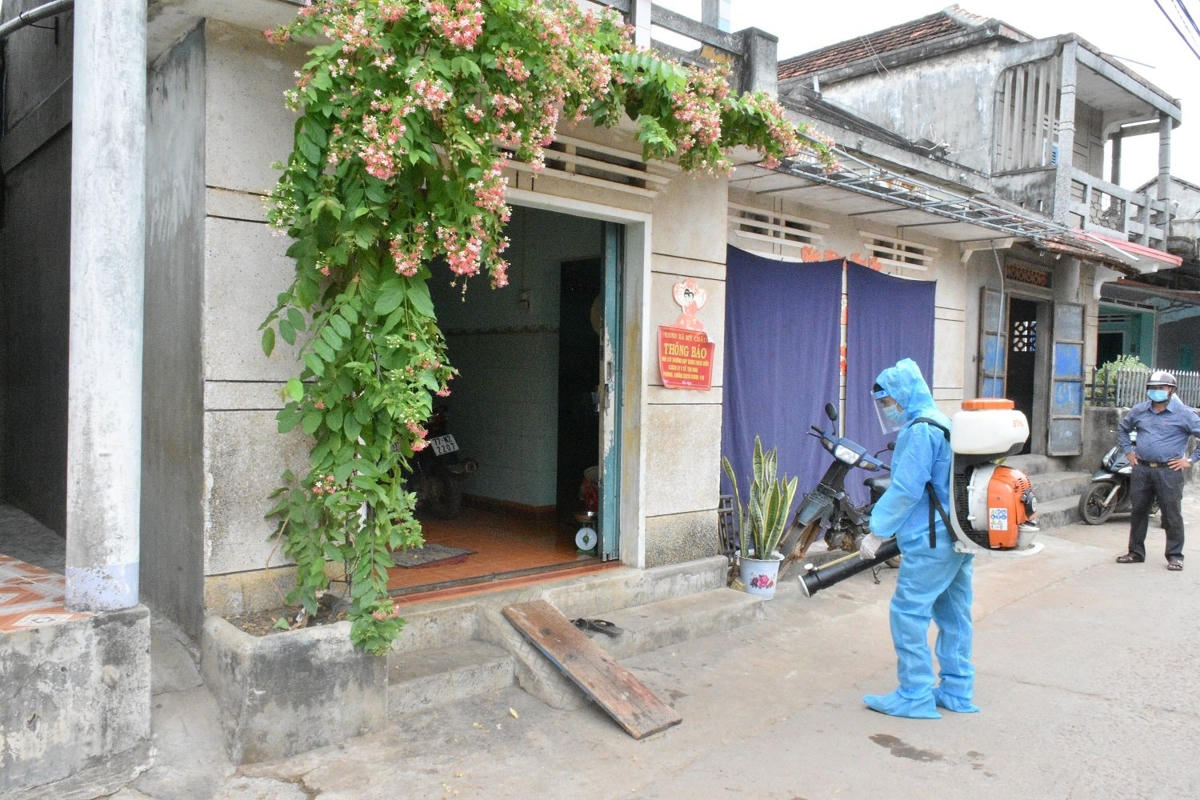 Phun khử trùng hộ gia đình tại thôn Châu Trúc (Mỹ Châu, Phù Mỹ, Bình Định) - Ảnh: Tiểu ban TTPC dịch Covid-19 Bình Định.
