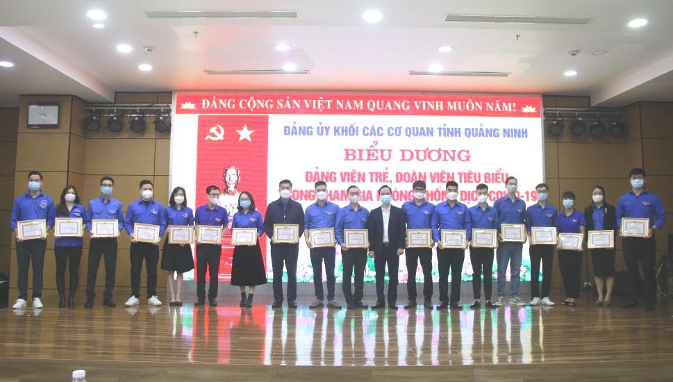 21 đảng viên trẻ, cán bộ Đoàn, đoàn viên tiêu biểu trong tham gia phòng, chống dịch bệnh Covid-19 được Đảng ủy Khối các cơ quan tỉnh tặng giấy khen. Ảnh: QMG.
