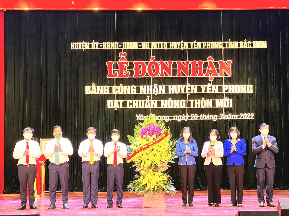 Lãnh đạo tỉnh Bắc Ninh chúc mừng Đảng bộ, chính quyền và nhân dân huyện Yên Phong đạt chuẩn Nông thôn mới.